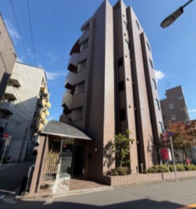 物件外観写真1　(鉄筋コンクリート造のがっしりとした建物。)