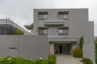 物件外観写真1　(鉄筋コンクリート造のがっちりとした建物。)