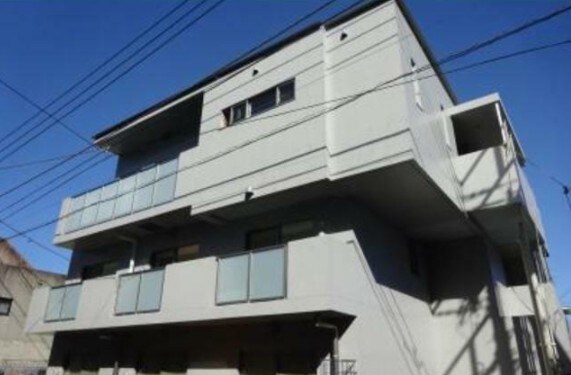 物件外観写真1　(鉄筋コンクリート造のがっちりとした建物。)