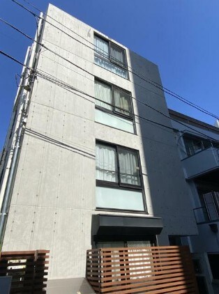物件外観写真1　(鉄筋コンクリート造のがっちりとした建物。)
