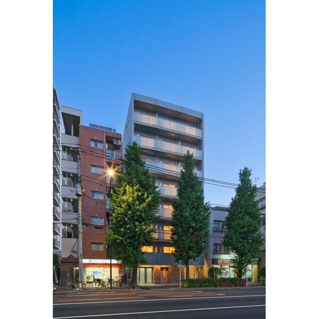 物件外観写真1　(鉄筋コンクリート造のがっちりとした建物。)