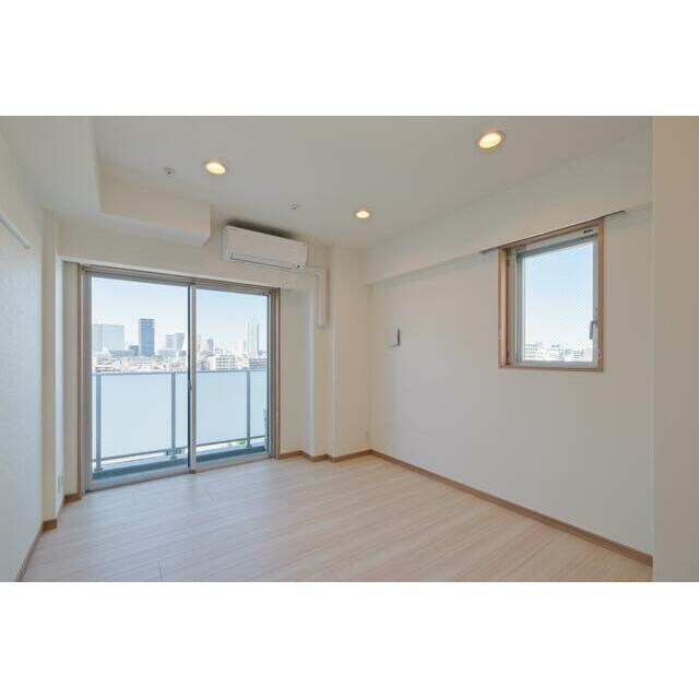 物件内観写真2　(7.5帖のきれいな洋室。)