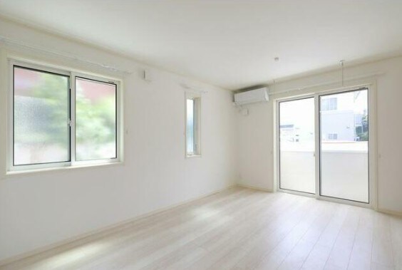 物件内観写真2　(明るい洋室！)