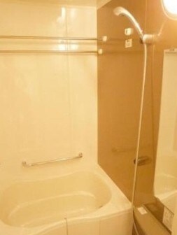 物件内観写真5　(追い焚き機能、浴室乾燥機付きバス。)