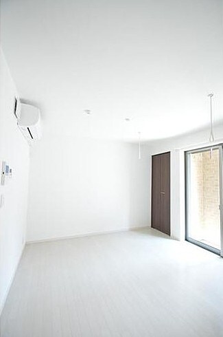 物件内観写真3　(7.5帖のきれいな洋室。)