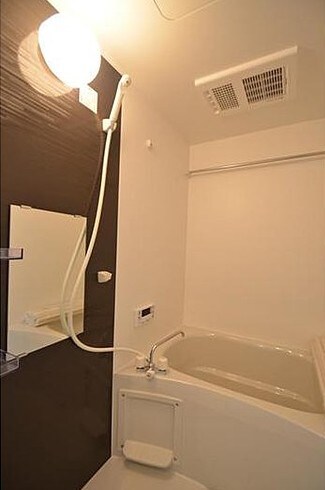 物件内観写真5　(浴室乾燥機付きバス。)