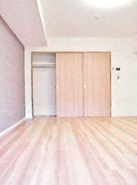 物件内観写真3　(10.8帖のきれいな洋室。)