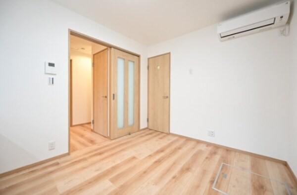 居室(明るい洋室！)