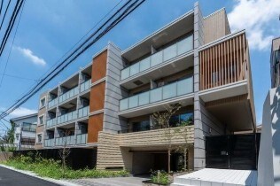 物件外観写真1　(鉄筋コンクリート造のがっちりとした建物。)