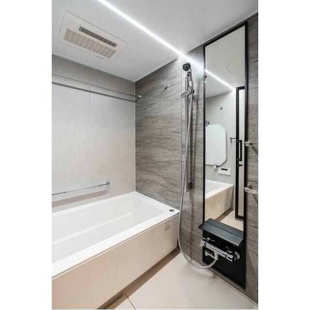 物件内観写真5　(追い焚き機能、浴室乾燥機付きバス。)