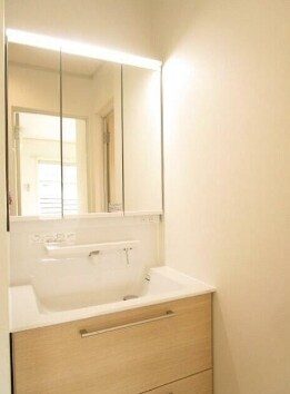 物件内観写真6　(嬉しい独立洗面台付き。)