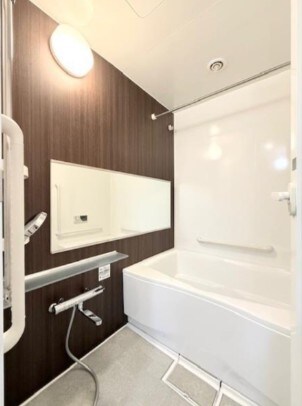 物件内観写真6　(追い焚き機能、浴室乾燥機付きバス。)