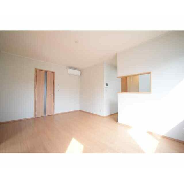 物件内観写真2　(11.7帖のきれいなLDK。)