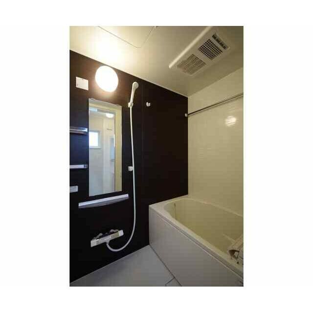 物件内観写真4　(浴室乾燥機付きバス。)