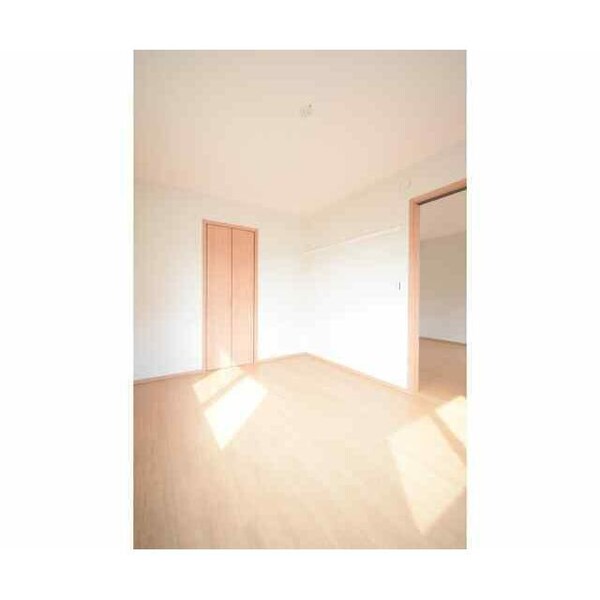 寝室(きれいなフローリング。)