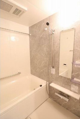 物件内観写真4　(追い焚き機能、浴室乾燥機付きバス。)