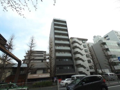 物件外観写真1　(鉄筋コンクリート造のがっちりとした建物。)