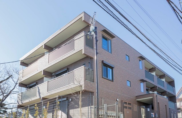 物件外観写真1　(鉄筋コンクリート造のがっちりとした建物。)