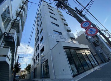 物件外観写真1　(鉄筋コンクリート造のがっちりとした建物。)