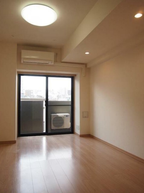 物件内観写真3　(6帖のきれいな洋室。)