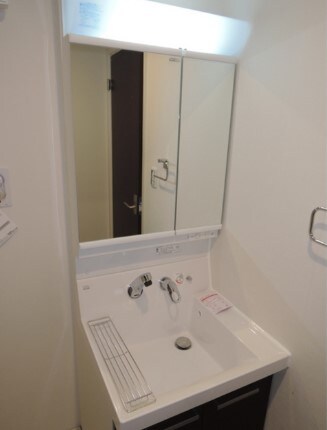 物件内観写真7　(嬉しい独立洗面台付き。)