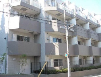 物件外観写真1　(鉄筋コンクリート造のがっちりとした建物。)