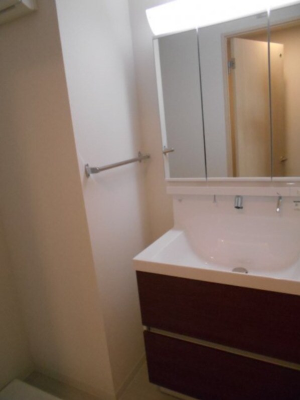 物件内観写真8　(嬉しい独立洗面台付き。)