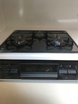 物件内観写真3　(グリル付き３口コンロ。)