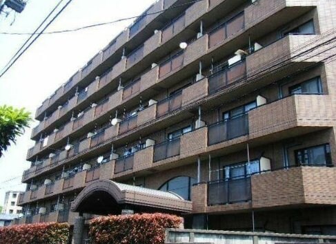 物件外観写真1　(鉄筋コンクリート造のがっちりとした建物。)