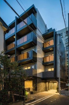 物件外観写真1　(鉄筋コンクリート造のがっちりとした建物。)