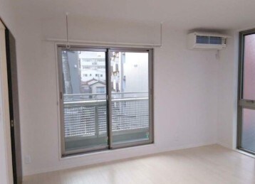 物件内観写真2　(明るい洋室！)