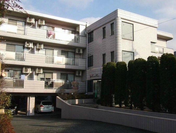 物件外観写真1　(鉄筋コンクリート造のがっちりとした建物。)