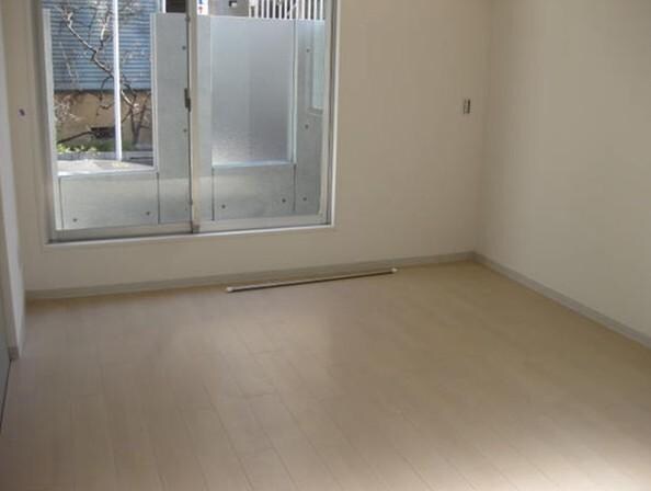 物件内観写真4　(9.3帖の洋室。)