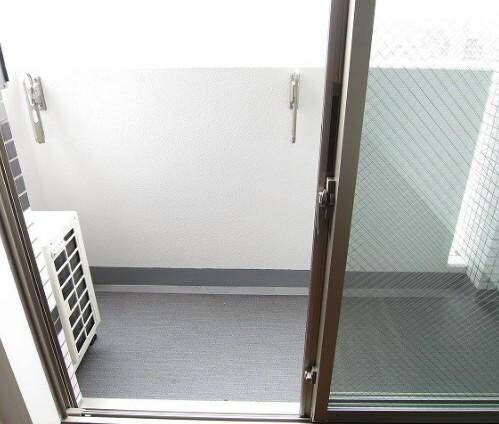 物件内観写真12　(南東向きのバルコニー。)