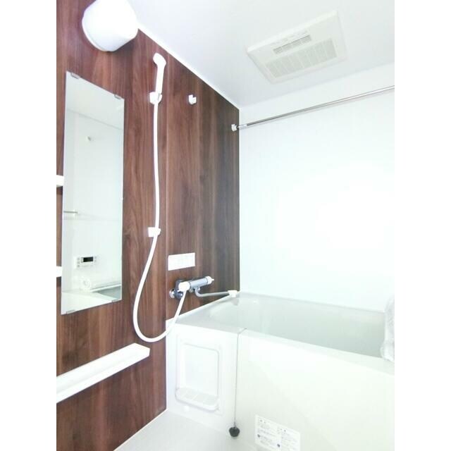 物件内観写真5　(追い焚き機能、浴室乾燥機付きバス。)