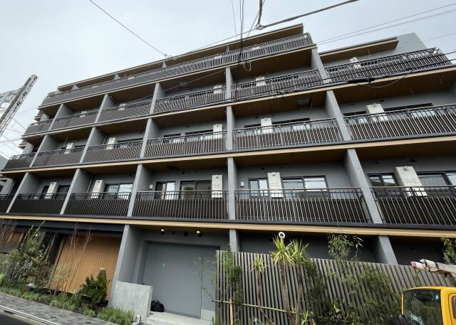 物件外観写真1　(鉄筋コンクリート造のがっちりとした建物。)