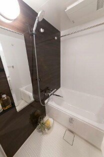 物件内観写真7　(追い焚き機能、浴室乾燥機付きバス。)