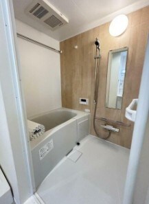 物件内観写真4　(追い焚き機能、浴室乾燥機付きバス。)