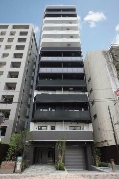 物件外観写真1　(鉄筋コンクリート造のがっちりとした建物。)