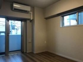 物件内観写真3　(8.3帖の洋室。)