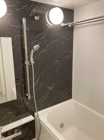 物件内観写真4　(追い焚き機能、浴室乾燥機付きバス。)