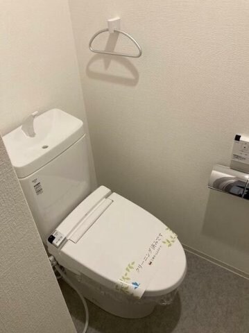 物件内観写真5　(温水洗浄便座。)