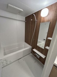 物件内観写真4　(追い焚き機能、浴室乾燥機付きバス。)