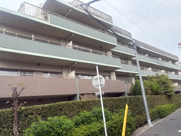 外観(鉄骨鉄筋コンクリート造のがっちりとした建物。)