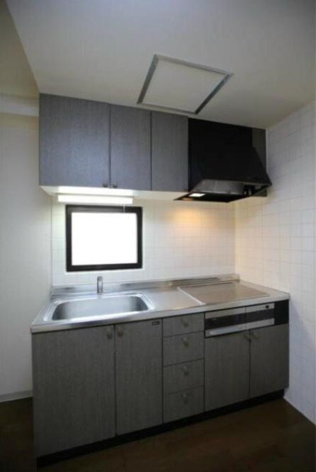 キッチン(IHグリル付き３口システムキッチン。)