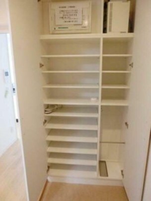 物件内観写真10　(シューズボックス完備。)