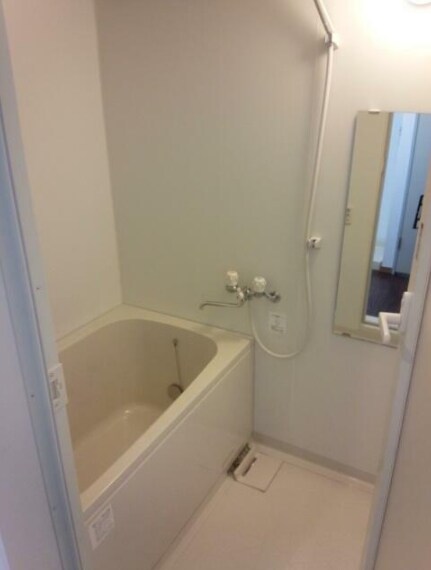 物件内観写真4　(追い焚き機能付きバス。)