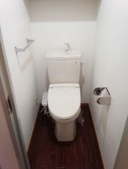 物件内観写真5　(温水洗浄便座。)