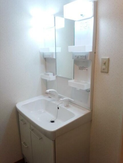 物件内観写真6　(嬉しい独立洗面台付き。)