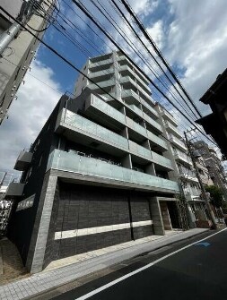 物件外観写真1　(鉄筋コンクリート造のがっちりとした建物。)